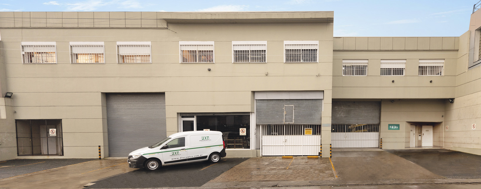 Planta y oficinas de Discualco en Martínez con utilitario de reparto